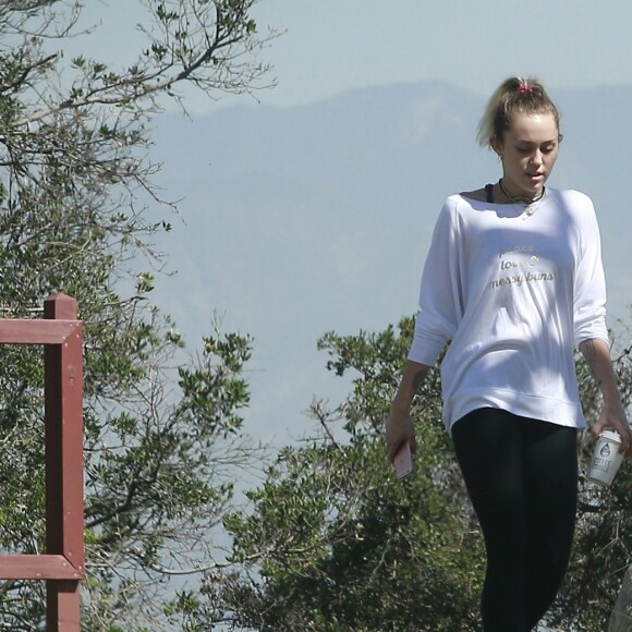 Exclusif - Miley Cyrus et son fiancé Liam Hemsworth sont allés se balader en amoureux sur les hauteurs de Los Angeles, le 16 mars 2017 