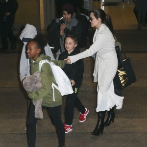 Angelina Jolie arrive avec ses enfants Maddox, Zahara, Shiloh, Vivienne, Knox et Pax Jolie-Pitt à l'aéroport de LAX à Los Angeles, le 17 mars 2017