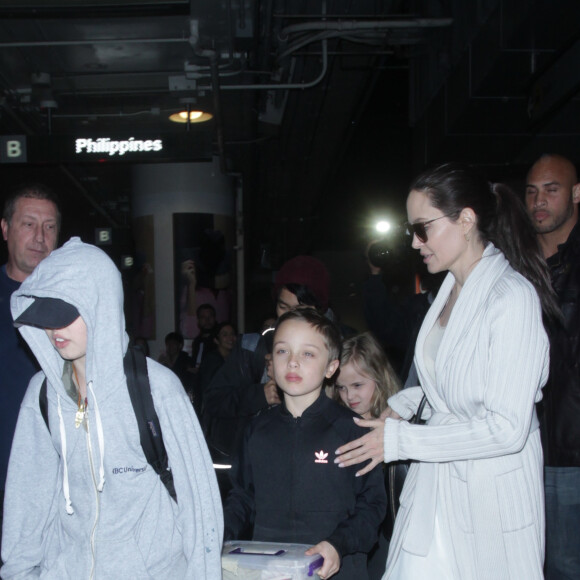 Angelina Jolie arrive avec ses enfants Maddox, Zahara, Shiloh, Vivienne, Knox et Pax Jolie-Pitt à l'aéroport de LAX à Los Angeles, le 17 mars 2017