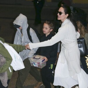 Angelina Jolie arrive avec ses enfants Maddox, Zahara, Shiloh, Vivienne, Knox et Pax Jolie-Pitt à l'aéroport de LAX à Los Angeles, le 17 mars 2017