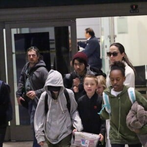 Angelina Jolie arrive avec ses enfants Maddox, Zahara, Shiloh, Vivienne, Knox et Pax Jolie-Pitt à l'aéroport de LAX à Los Angeles, le 17 mars 2017