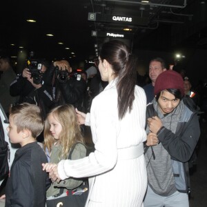 Angelina Jolie arrive avec ses enfants Maddox, Zahara, Shiloh, Vivienne, Knox et Pax Jolie-Pitt à l'aéroport de LAX à Los Angeles, le 17 mars 2017