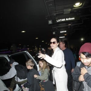 Angelina Jolie arrive avec ses enfants Maddox, Zahara, Shiloh, Vivienne, Knox et Pax Jolie-Pitt à l'aéroport de LAX à Los Angeles, le 17 mars 2017