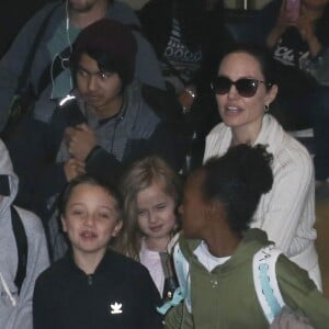 Angelina Jolie arrive avec ses enfants Maddox, Zahara, Shiloh, Vivienne, Knox et Pax Jolie-Pitt à l'aéroport de LAX à Los Angeles, le 17 mars 2017