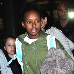 Angelina Jolie arrive avec ses enfants Maddox, Zahara, Shiloh, Vivienne, Knox et Pax Jolie-Pitt à l'aéroport de LAX à Los Angeles, le 17 mars 2017