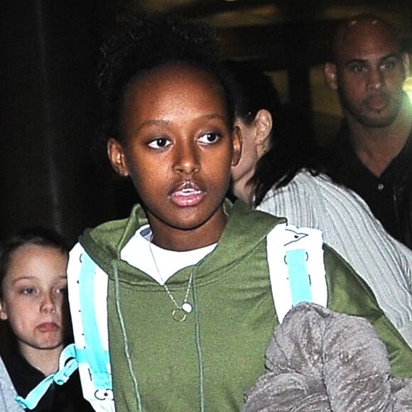 Angelina Jolie arrive avec ses enfants Maddox, Zahara, Shiloh, Vivienne, Knox et Pax Jolie-Pitt à l'aéroport de LAX à Los Angeles, le 17 mars 2017