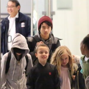 Angelina Jolie arrive avec ses enfants Maddox, Zahara, Shiloh, Vivienne, Knox et Pax Jolie-Pitt à l'aéroport de LAX à Los Angeles, le 17 mars 2017