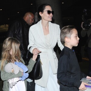 Angelina Jolie arrive avec ses enfants Maddox, Zahara, Shiloh, Vivienne, Knox et Pax Jolie-Pitt à l'aéroport de LAX à Los Angeles, le 17 mars 2017