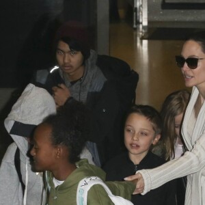 Angelina Jolie arrive avec ses enfants Maddox, Zahara, Shiloh, Vivienne, Knox et Pax Jolie-Pitt à l'aéroport de LAX à Los Angeles, le 17 mars 2017