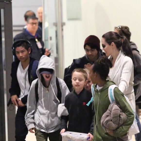 Angelina Jolie arrive avec ses enfants Maddox, Zahara, Shiloh, Vivienne, Knox et Pax Jolie-Pitt à l'aéroport de LAX à Los Angeles, le 17 mars 2017