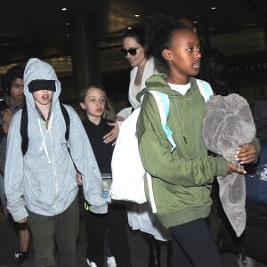 Angelina Jolie arrive avec ses enfants Maddox, Zahara, Shiloh, Vivienne, Knox et Pax Jolie-Pitt à l'aéroport de LAX à Los Angeles, le 17 mars 2017