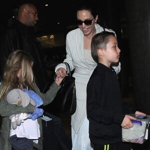 Angelina Jolie arrive avec ses enfants Maddox, Zahara, Shiloh, Vivienne, Knox et Pax Jolie-Pitt à l'aéroport de LAX à Los Angeles, le 17 mars 2017