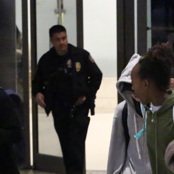 Angelina Jolie arrive avec ses enfants Maddox, Zahara, Shiloh, Vivienne, Knox et Pax Jolie-Pitt à l'aéroport de LAX à Los Angeles, le 17 mars 2017