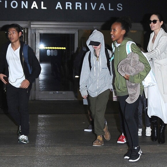 Angelina Jolie arrive avec ses enfants Maddox, Zahara, Shiloh, Vivienne, Knox et Pax Jolie-Pitt à l'aéroport de LAX à Los Angeles, le 17 mars 2017