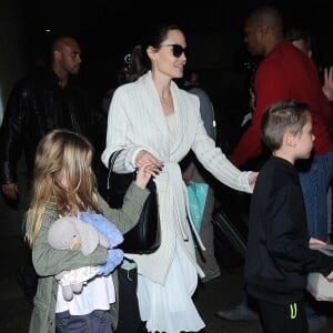 Angelina Jolie arrive avec ses enfants Maddox, Zahara, Shiloh, Vivienne, Knox et Pax Jolie-Pitt à l'aéroport de LAX à Los Angeles, le 17 mars 2017