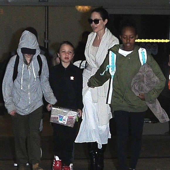 Angelina Jolie arrive avec ses enfants Maddox, Zahara, Shiloh, Vivienne, Knox et Pax Jolie-Pitt à l'aéroport de LAX à Los Angeles, le 17 mars 2017