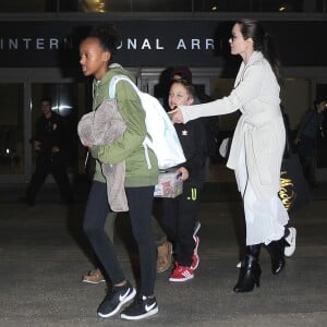 Angelina Jolie arrive avec ses enfants Maddox, Zahara, Shiloh, Vivienne, Knox et Pax Jolie-Pitt à l'aéroport de LAX à Los Angeles, le 17 mars 2017