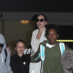 Angelina Jolie arrive avec ses enfants Maddox, Zahara, Shiloh, Vivienne, Knox et Pax Jolie-Pitt à l'aéroport de LAX à Los Angeles, le 17 mars 2017