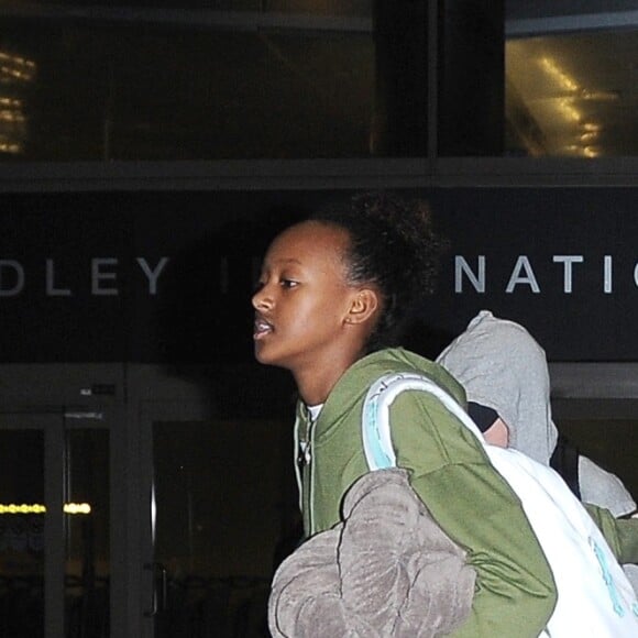 Angelina Jolie arrive avec ses enfants Maddox, Zahara, Shiloh, Vivienne, Knox et Pax Jolie-Pitt à l'aéroport de LAX à Los Angeles, le 17 mars 2017