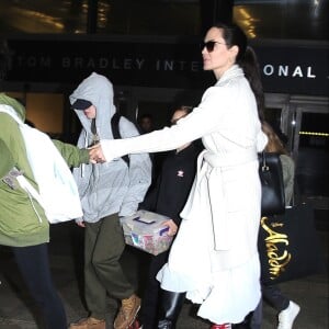 Angelina Jolie arrive avec ses enfants Maddox, Zahara, Shiloh, Vivienne, Knox et Pax Jolie-Pitt à l'aéroport de LAX à Los Angeles, le 17 mars 2017