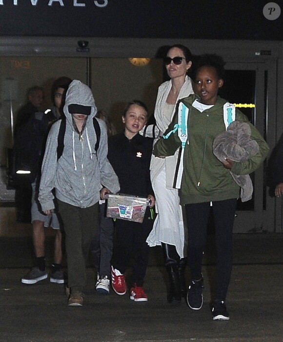 Angelina Jolie arrive avec ses enfants Maddox, Zahara, Shiloh, Vivienne, Knox et Pax Jolie-Pitt à l'aéroport de LAX à Los Angeles, le 17 mars 2017