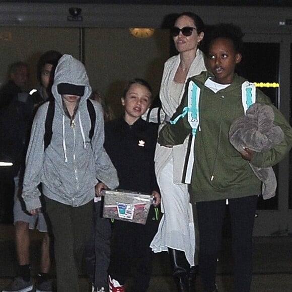 Angelina Jolie arrive avec ses enfants Maddox, Zahara, Shiloh, Vivienne, Knox et Pax Jolie-Pitt à l'aéroport de LAX à Los Angeles, le 17 mars 2017