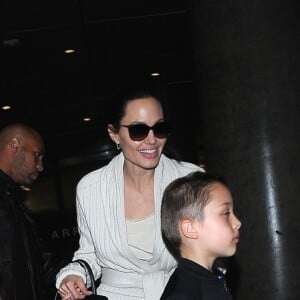 Angelina Jolie arrive avec ses enfants Maddox, Zahara, Shiloh, Vivienne, Knox et Pax Jolie-Pitt à l'aéroport de LAX à Los Angeles, le 17 mars 2017