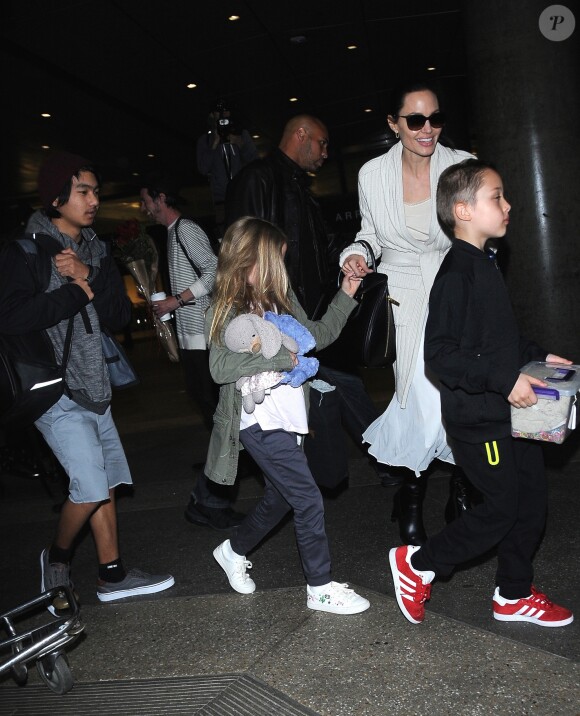 Angelina Jolie arrive avec ses enfants Maddox, Zahara, Shiloh, Vivienne, Knox et Pax Jolie-Pitt à l'aéroport de LAX à Los Angeles, le 17 mars 2017