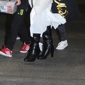 Angelina Jolie arrive avec ses enfants Maddox, Zahara, Shiloh, Vivienne, Knox et Pax Jolie-Pitt à l'aéroport de LAX à Los Angeles, le 17 mars 2017