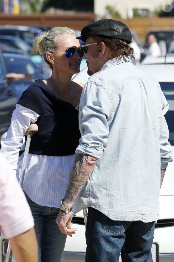 Johnny Hallyday avec sa femme Laeticia, qui marche toujours avec des béquilles, accompagnés de Maxim Nucci (Yodelice), arrivent au restaurant "Soho House" à Malibu, le 9 mars 2017.