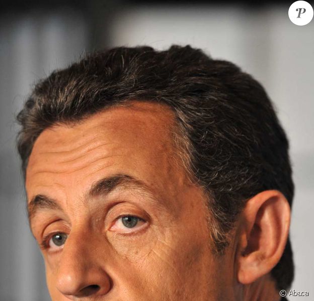 Video Quand Nicolas Sarkozy Se Parle Face A Son Miroir C Est Pas Triste Purepeople