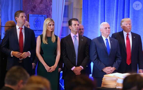 Eric Trump, Ivanka Trump, Donald Trump Jr, et le futur Vice Président Mike Pence à la Conférence de presse de Donald Trump à la Trump Tower à New York le 11 janvier 2017.