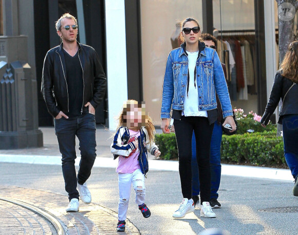 Exclusif - Gal Gadot (enceinte), son mari Yaron Versano et leur fille Alma font du shopping à The Grove à Hollywood. Le 28 février 2017