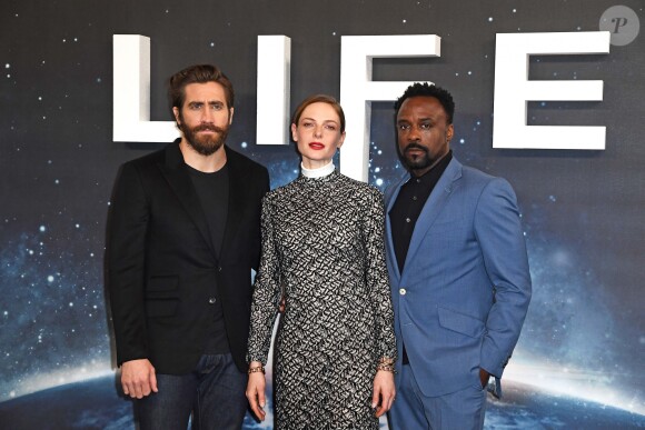 Jake Gyllenhall, Rebecca Ferguson, Ariyon Bakare sur le Photocall du film "Life - Origine Inconnue" à l'hôtel Corinthian à Londres. Le 16 mars 2017