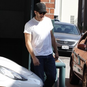 Jake Gyllenhall retourne a sa voiture et decouvre une contravention a West Hollywood, le 13 aout 2013.