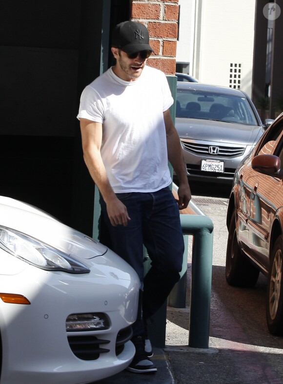 Jake Gyllenhall retourne a sa voiture et decouvre une contravention a West Hollywood, le 13 aout 2013.