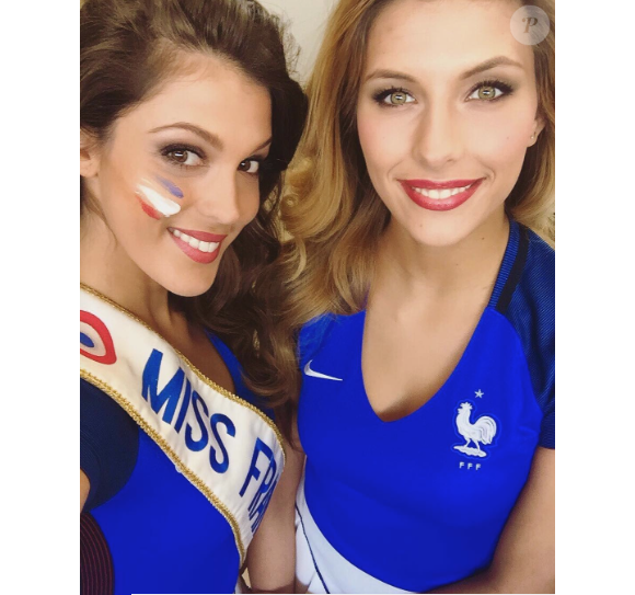 Iris Mittenaere et Camille Cerf complices à Lille en marge d'un match de football, en 2016.