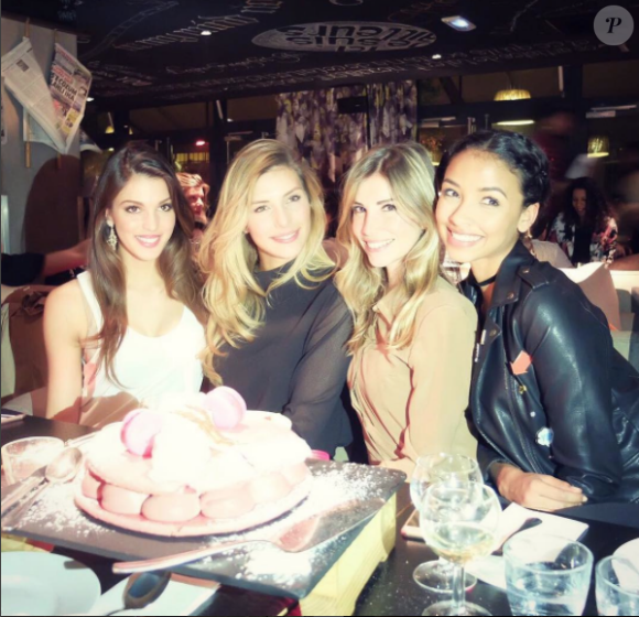 Iris Mittenaere proche de Camille Cerf lors de l'anniversaire de Flora Coquerel en 2016.