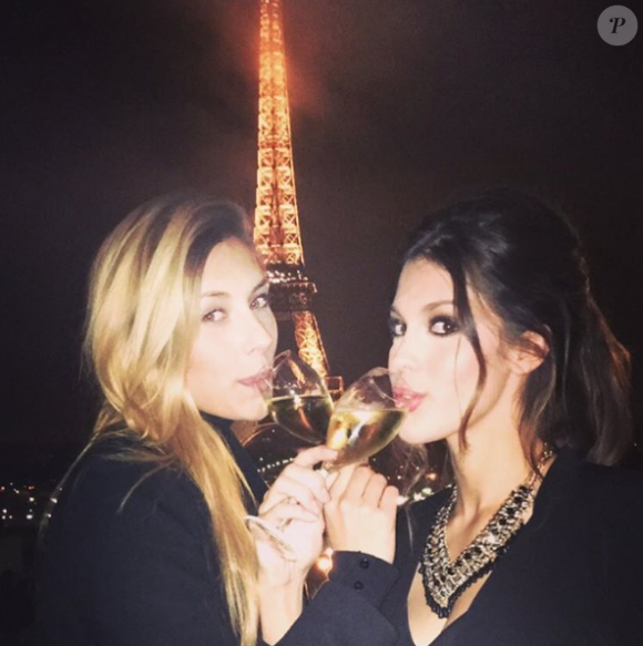 Iris Mittenaere et Camille Cerf devant la Tour Eiffel début 2016.