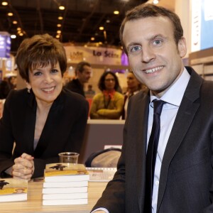Catherine Laborde et Emmanuel Macron - Le ministre de l'économie et des finances Emmanuel Macron au salon du livre de Paris le 17 mars 2016. © Cédric Perrin/Bestimage