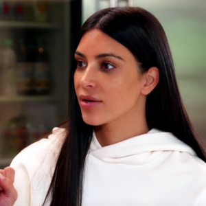 Kim Kardashian terrorisée après son braquage à Paris, traite son mari Kanye West de "c*nnard" lors d'un nouvel épisode de l'Incroyable Famille Kardashian - Vidéo publiée sur Youtube le 22 mars 2017