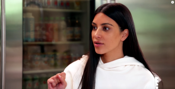 Kim Kardashian terrorisée après son braquage à Paris, traite son mari Kanye West de "c*nnard" lors d'un nouvel épisode de l'Incroyable Famille Kardashian - Vidéo publiée sur Youtube le 22 mars 2017
