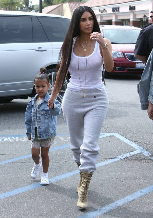 Kim Kardashian et sa fille North West - La famille Kardashian arrive dans les studios de tournage pour leur émission 'Keeping Up With The Kardashian's' à Los Angeles le 10 mars 2017.