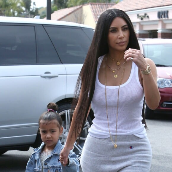 Kim Kardashian et sa fille North West - La famille Kardashian arrive dans les studios de tournage pour leur émission 'Keeping Up With The Kardashian's' à Los Angeles le 10 mars 2017.