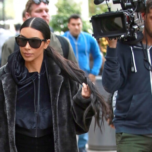 Exclusif - Kim Kardashian est allée déguster des friandises et des glaces à ‘Sloan's Homemade Ice Cream' avec sa soeur Kourtney Kardashian et sa fille Penelope à Topanga. Les deux soeurs portent des manteaux en fourrure. Kim fait des selfies avec des fans dans la rue. Le 27 février 2017