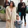 Exclusif - Kim Kardashian est allée déguster des friandises et des glaces à 'Sloan's Homemade Ice Cream' avec sa soeur Kourtney Kardashian et sa fille Penelope à Topanga. Les deux soeurs portent des manteaux en fourrure. Kim fait des selfies avec des fans dans la rue. Le 27 février 2017