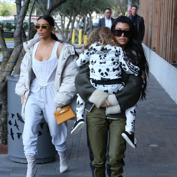 Kim Kardashian est allée déjeuner avec sa mère Kris Jenner, sa soeur Kourtney et sa fille Penelope à Calabasas, le 22 février 2017