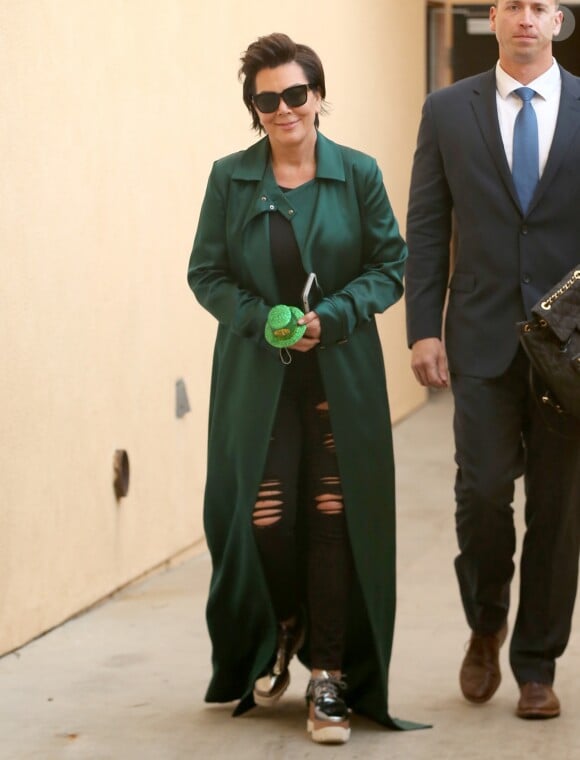 Kris Jenner (habillée en vert pour la St Patrick) fête l'anniversaire de Rob Kardashian à Los Angeles, le 17 mars 2017
