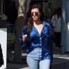 Kourtney Kardashian porte un haut de pyjama avec son nom inscrit sur une poche dans les rues de Los Angeles. Elle arrive au volant de sa magnifique Ashton Martin. Le 20 mars 2017