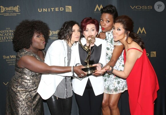 Aisha Tyler, Sarah Gilbert, Sharon Osbourne, Sheryl Underwood et Julie Chen lors de la soirée Daytime Emmy Awards 2016 à l'hôtel Westin Bonaventure à Los Angeles, le 1er mai 2016. © AdMedia via ZUMA Wire/Bestimage